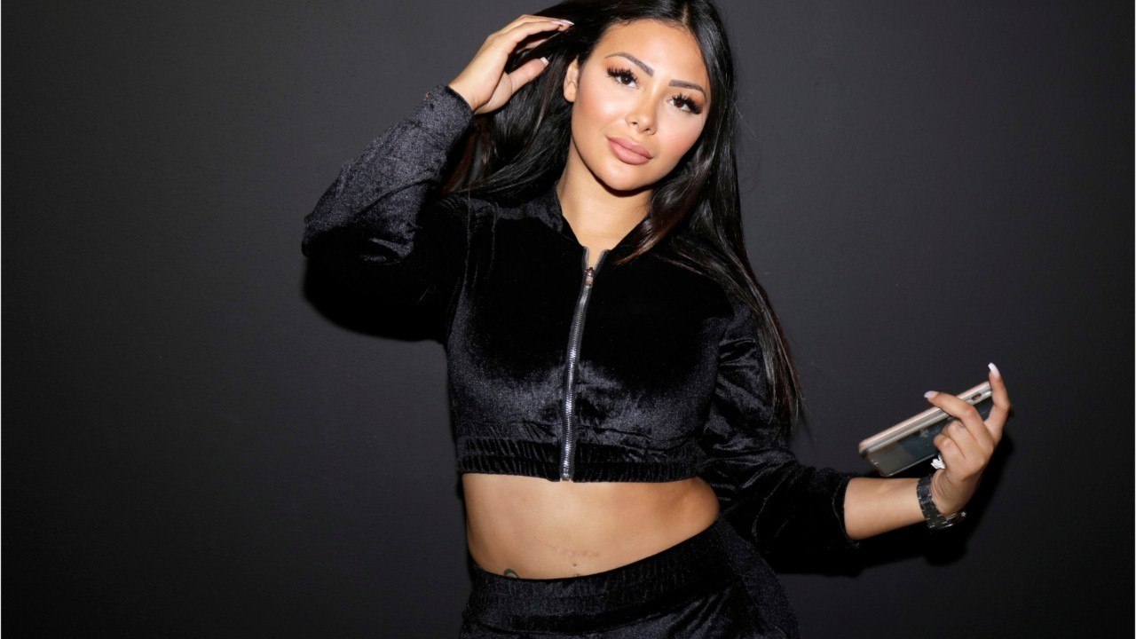 VOICI Maeva Ghennam sexy en lingerie fine, elle se fait draguer par un candidat de téléréalité