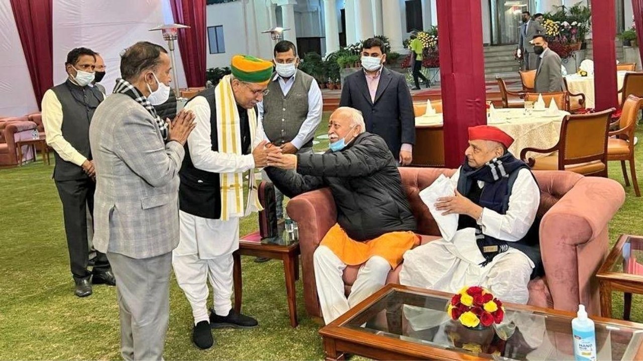 What is political meaning of Mulayam-Bhagwat photo?