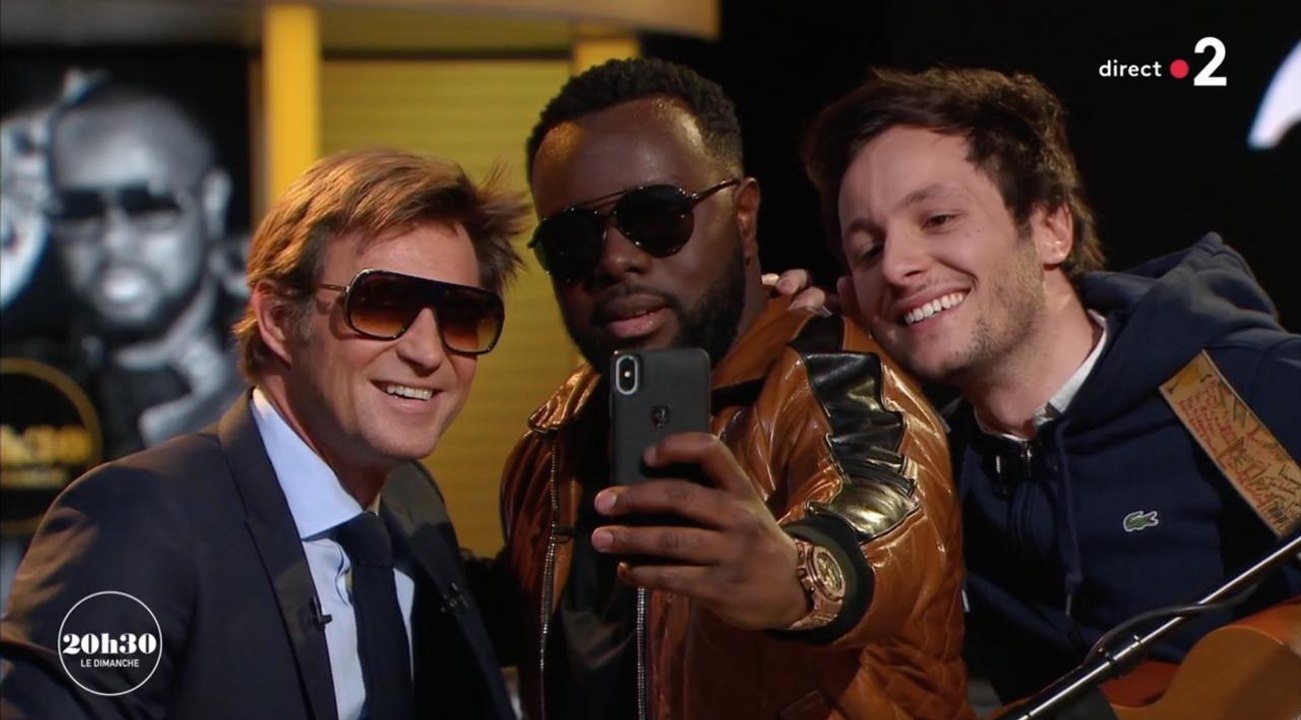 Lunettes noires et selfie… Laurent Delahousse casse les codes avec Vianney et Maître Gims sur France 2