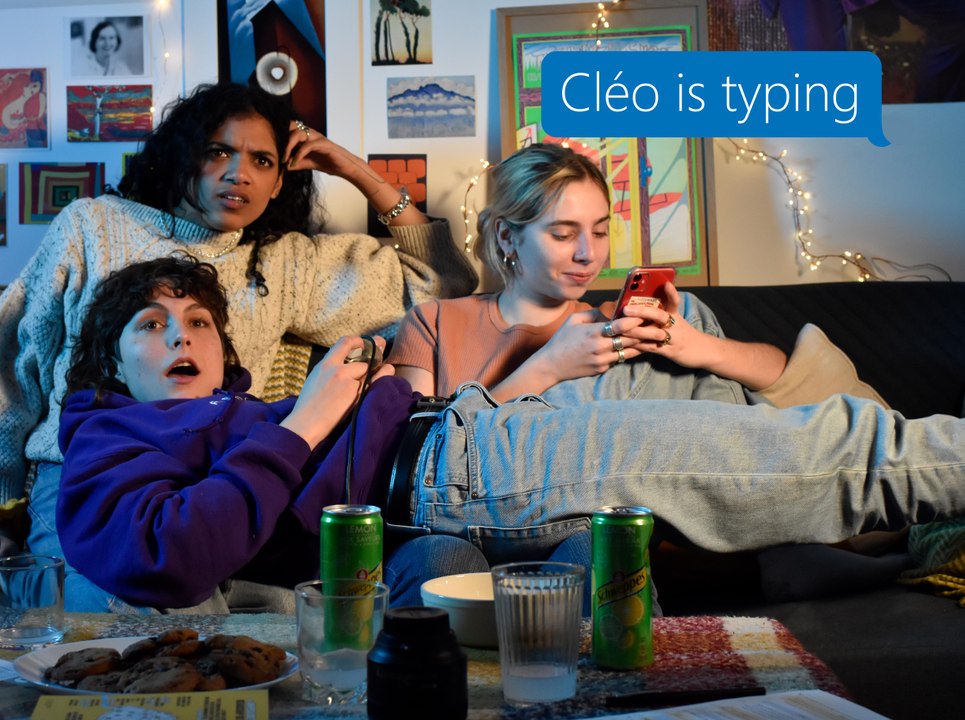 Cléo is typing