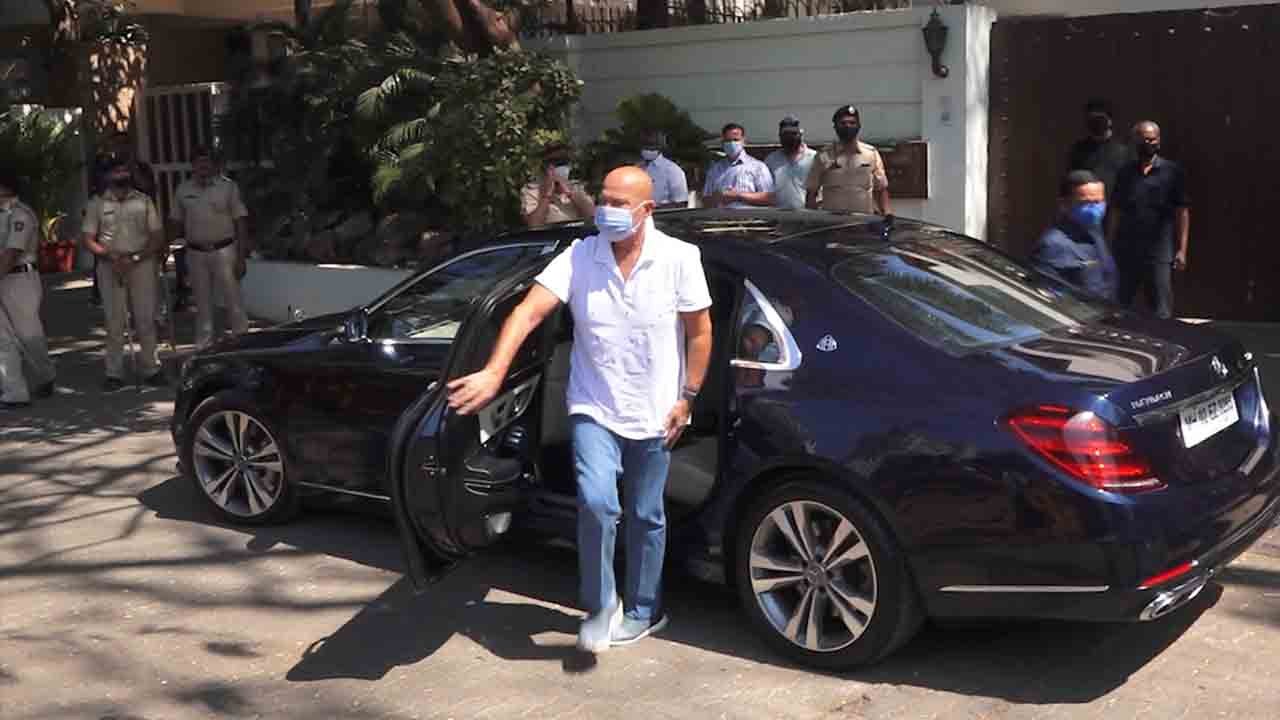 Bappi Lahiri के परिवार को दिलासा देने ऐसे पहुंचे Rakesh Roshan; Watch video | FilmiBeat