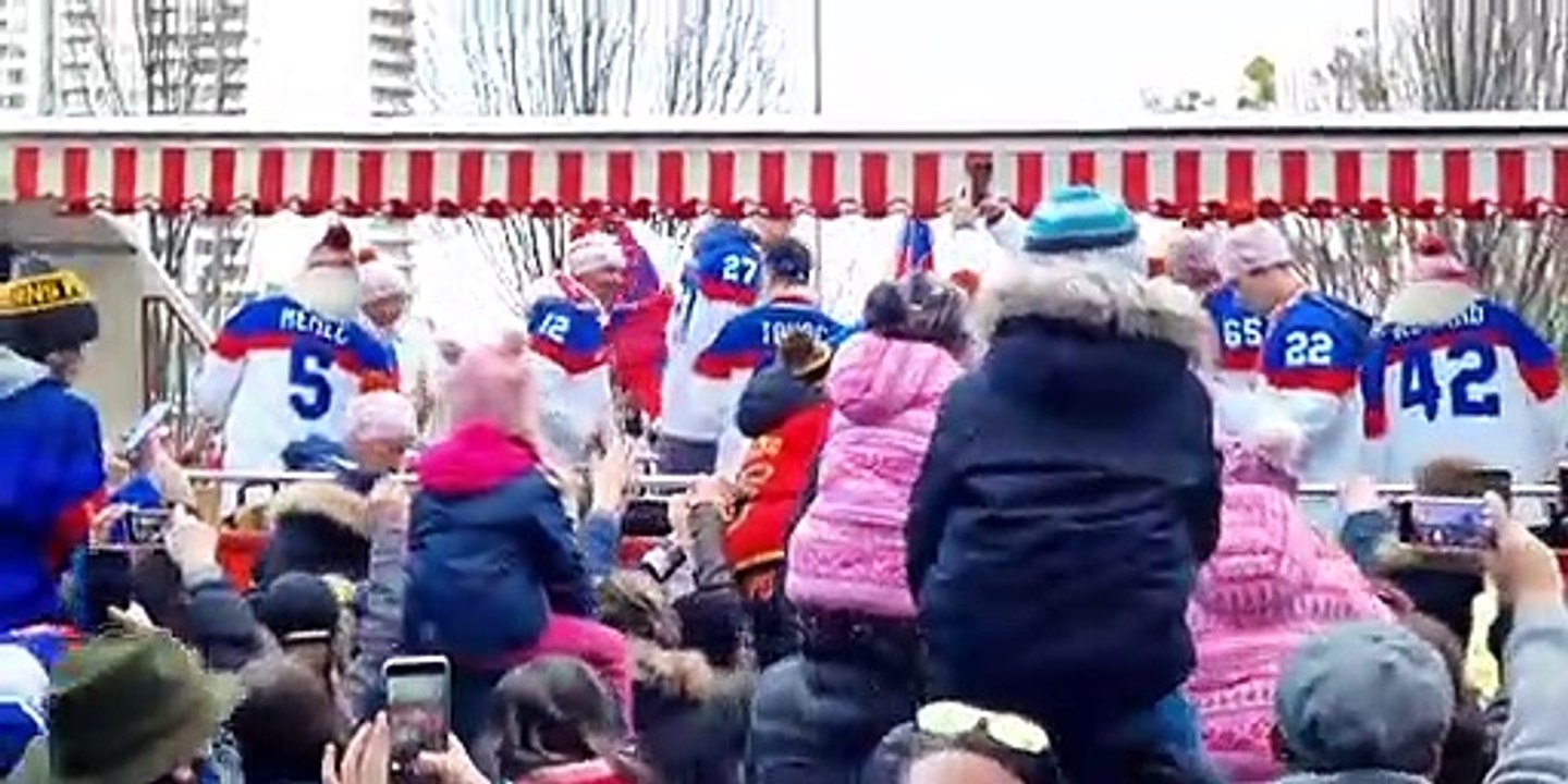 Hokejisti idu do autobusu