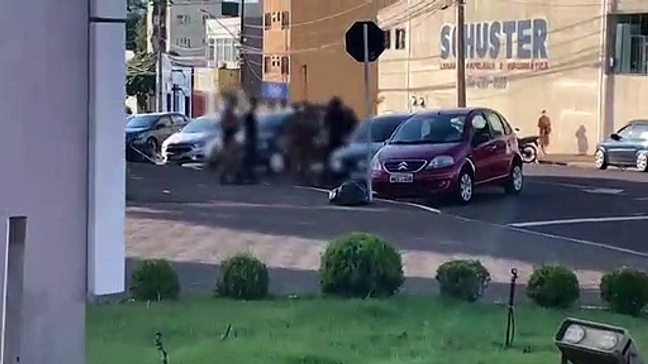 Jovem é flagrado no centro roubando celular