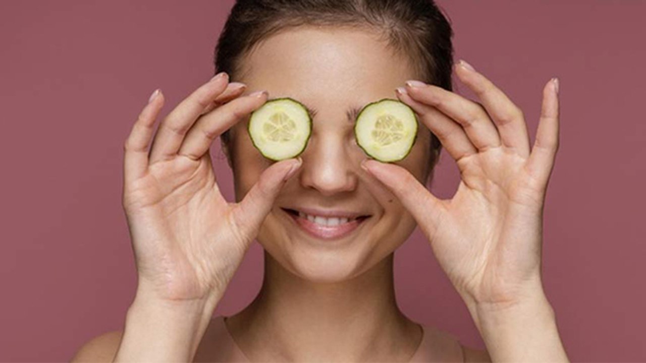 आंख पर खीरा रखने से क्या होता है | Aankh Par Kheera Rakhne Se Kya Hota Hai | Boldsky