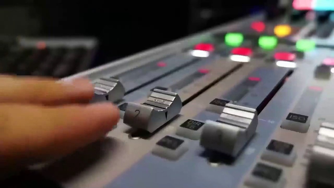 Kolkata man playing old Bollywood songs