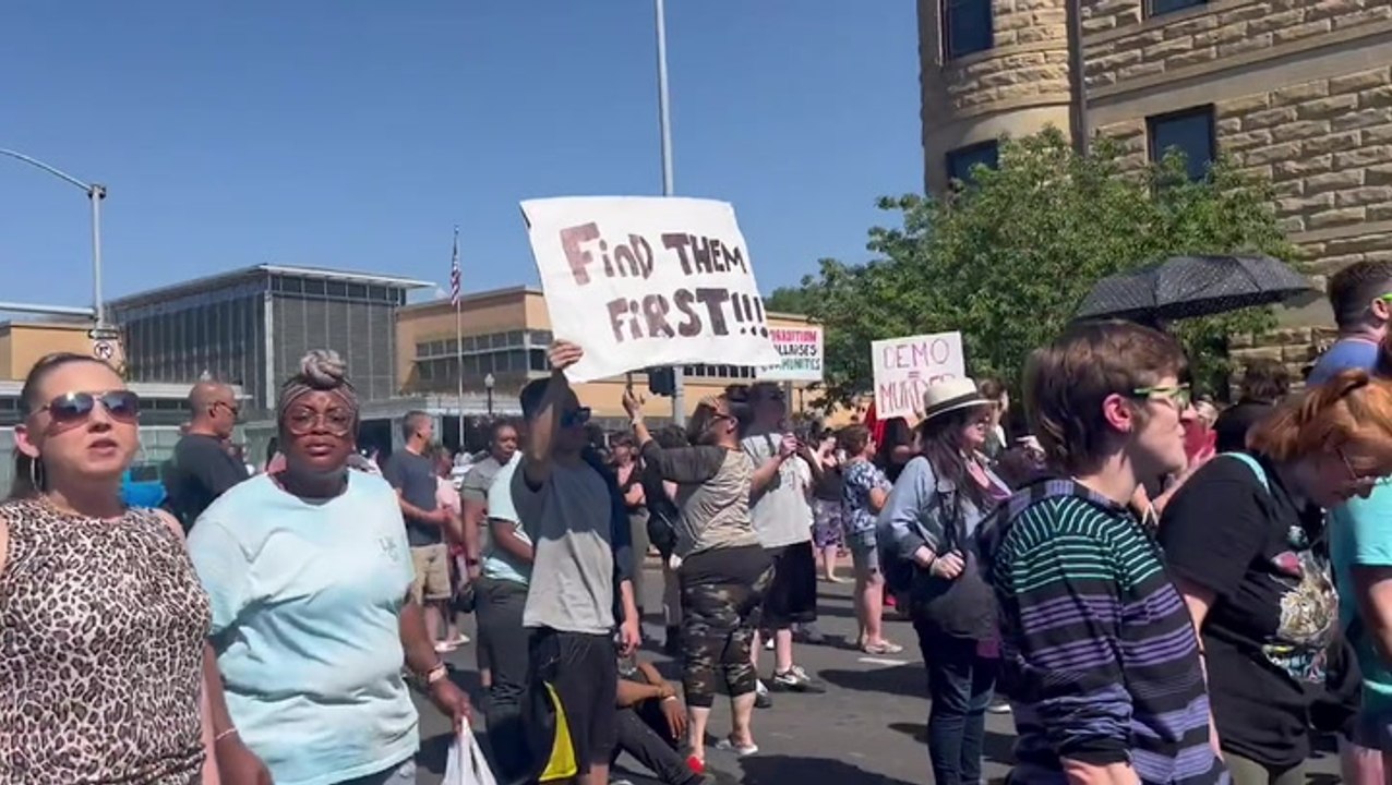 Davenport residents demand rescue teams keep searching collapsed building for survivors