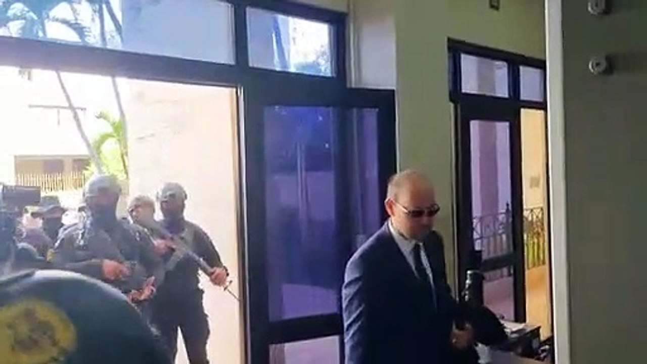 Llegada de Donald y Peralta al tribunal donde apelarán coerción