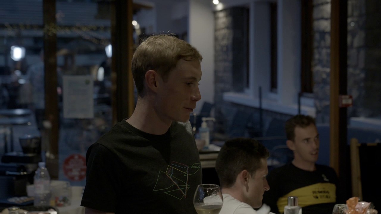 Jumbo Visma : Vingegaard champagne moment - Stage 11 - #InsideTeams