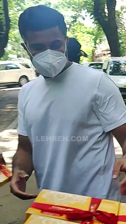 नाना बनने की ख़ुशी में AnilKapoor नई बांटी मिठाई SonamKapoor बनी मां