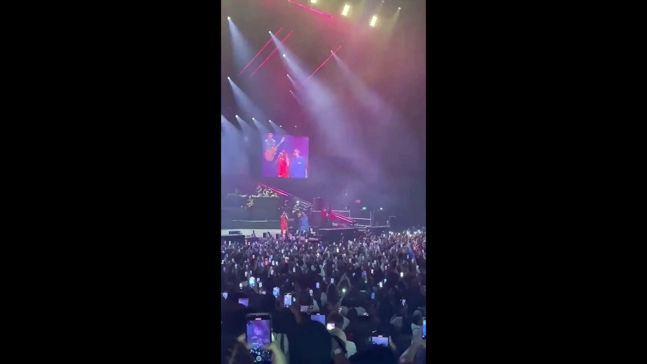 Wizkid Introduced Oxlade to perform ' KU LO SA ' live in Accor Arena Paris