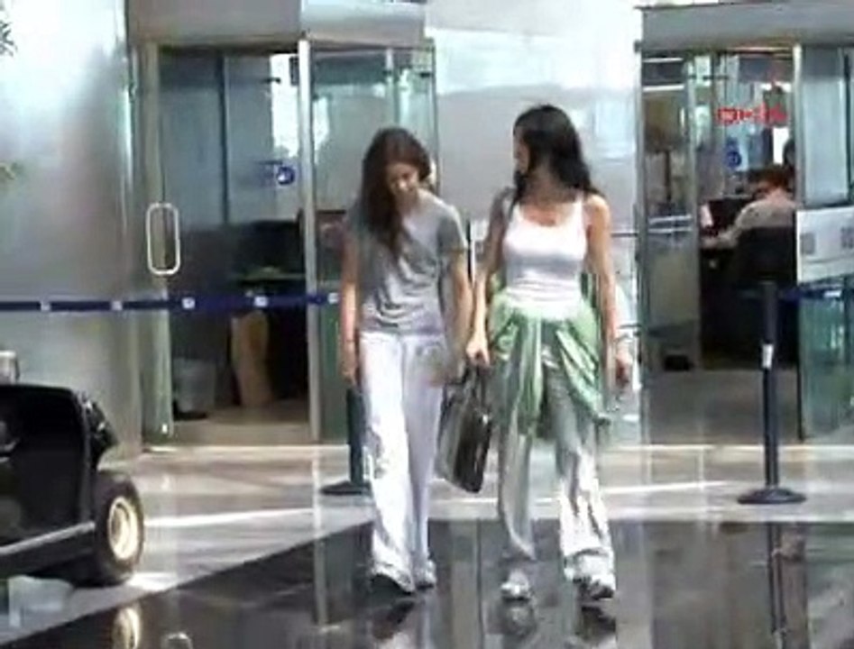 DEFNE SAMYELİ VE KIZI ABD'YE GİTTİ