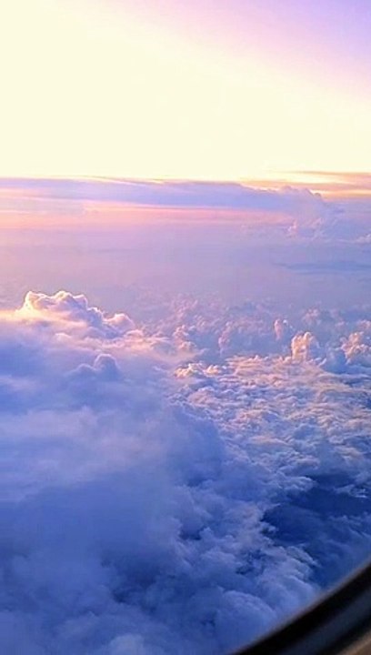 penampakan petir di atas awan