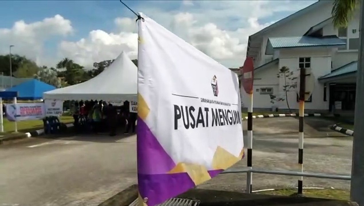 “我们先投了！”      1516名关丹警员提早投票