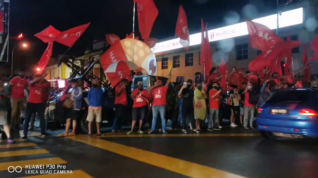 希盟选前之夜讲座  民众雨中撑伞赴会！