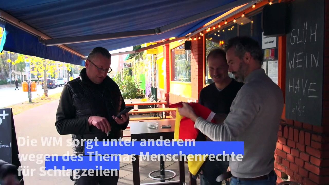 WM-Spaß und kritische Fotoausstellung in Fußballkneipe in Berlin