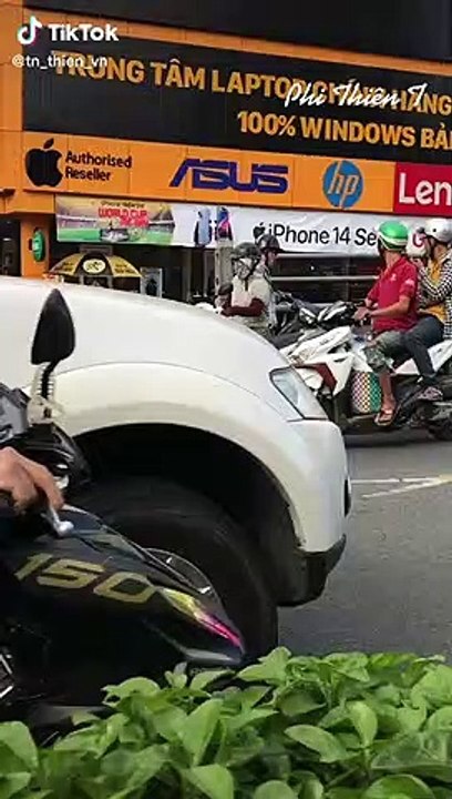 Diễn viên Thường Tín tại cầu vượt Hoàng Hoa Thám