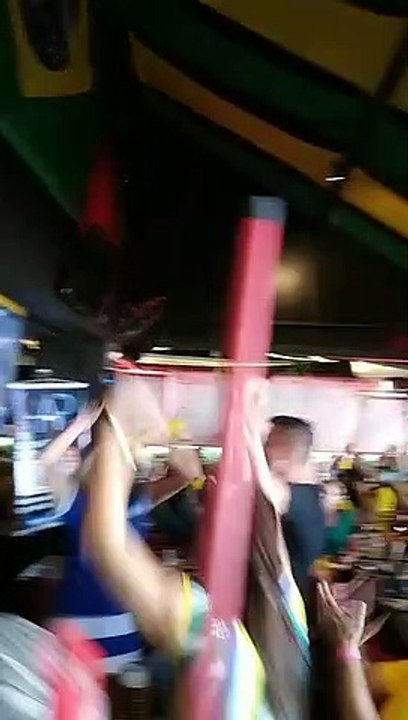 Torcedores do Primeiro Bar, do Sudoeste, comemoram gol do Brasil