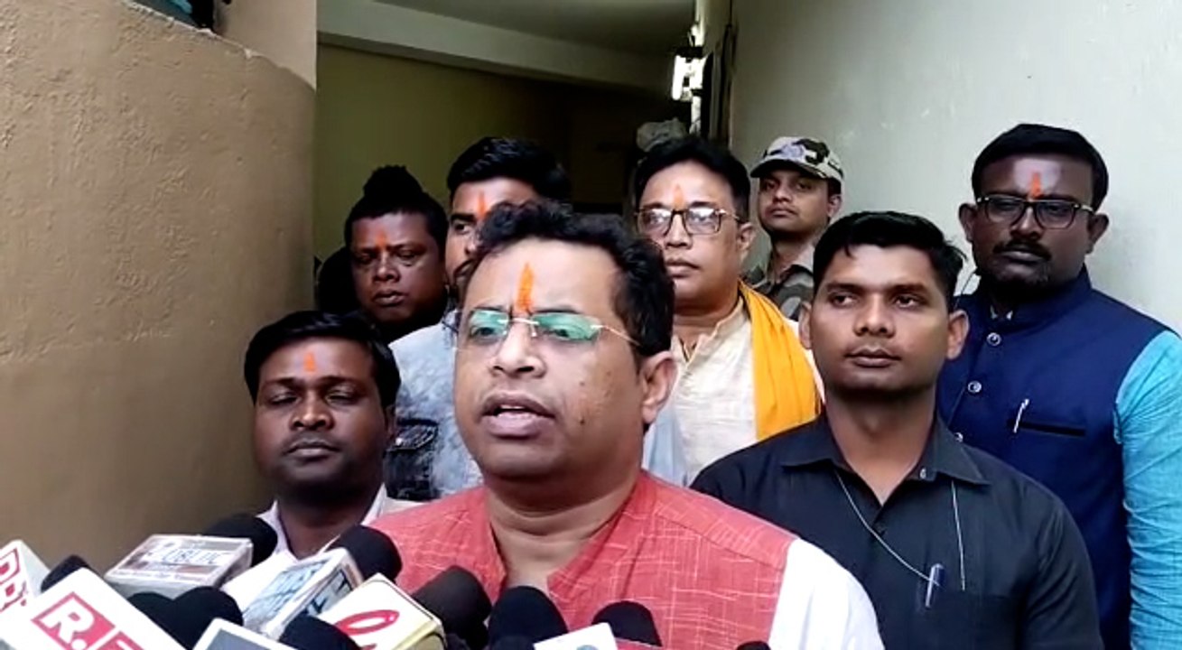 সরকার মুখ্যমন্ত্রীর মতো বসে গেছে!  ডিএম, এসপিরা তাঁর  জন্য বসে থাকুন: সৌমিত্র | Oneindia Bengali