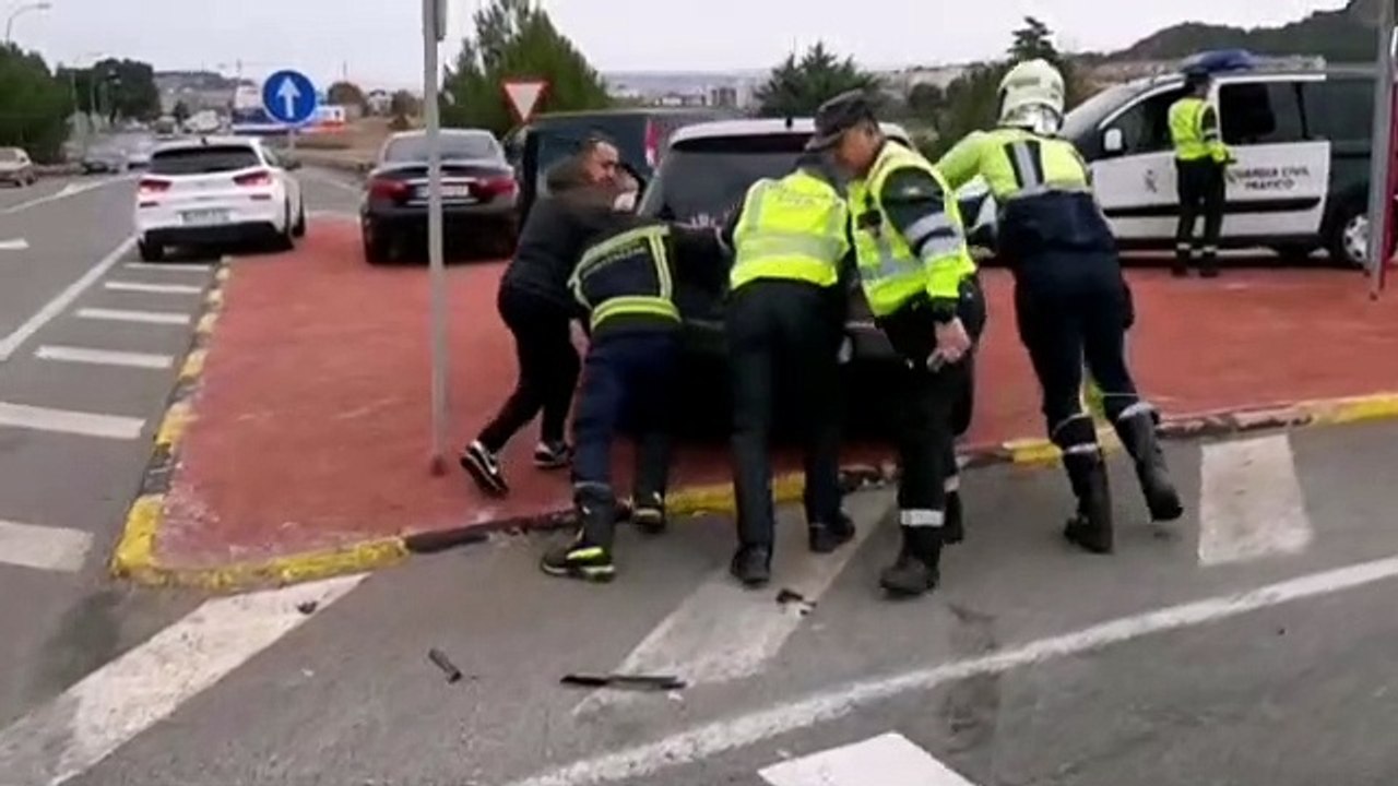 Agentes de la Guardia Civil retiran un coche accidentado en Navarra