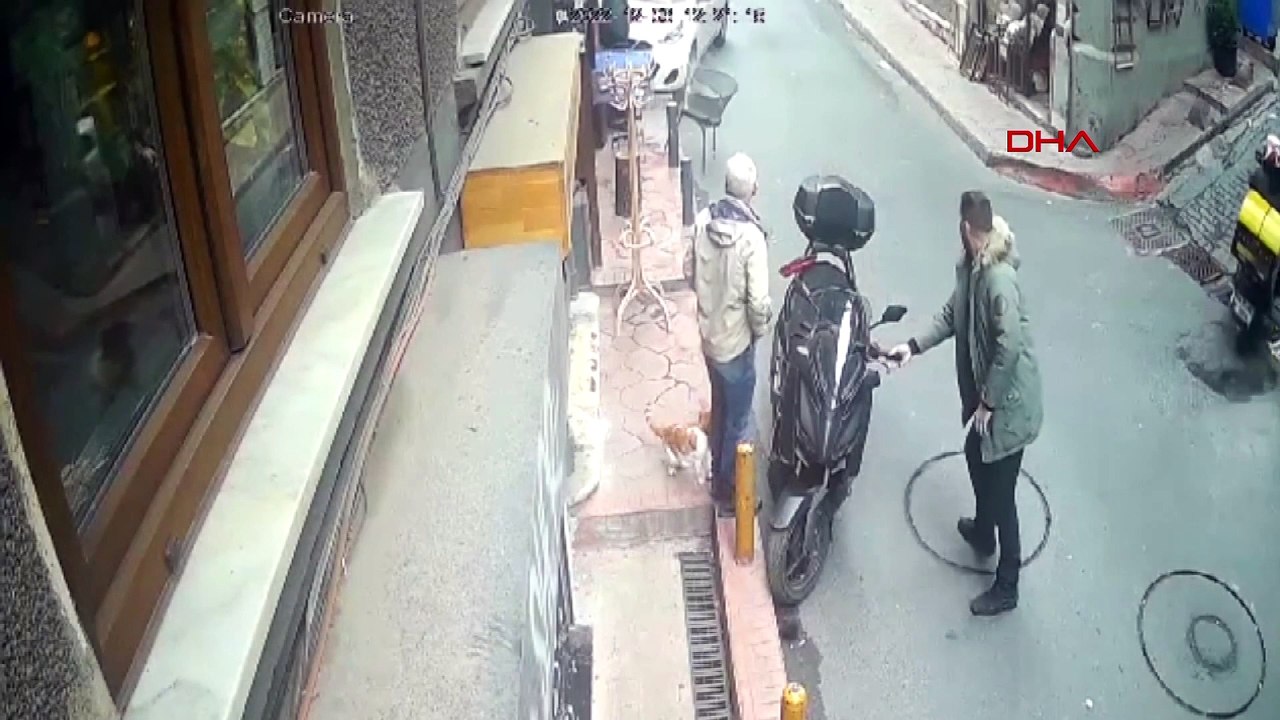 Oyuncu Ayten Soykök yayaların arasına böyle daldı! İki kişi yaralandı