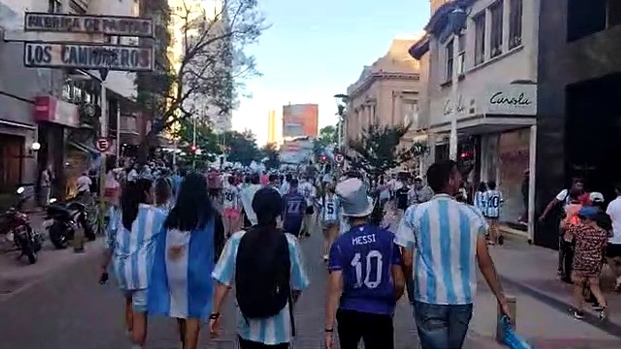Festejos en el centro de Bahía tras el triunfo de Argentina frente a Países Bajos