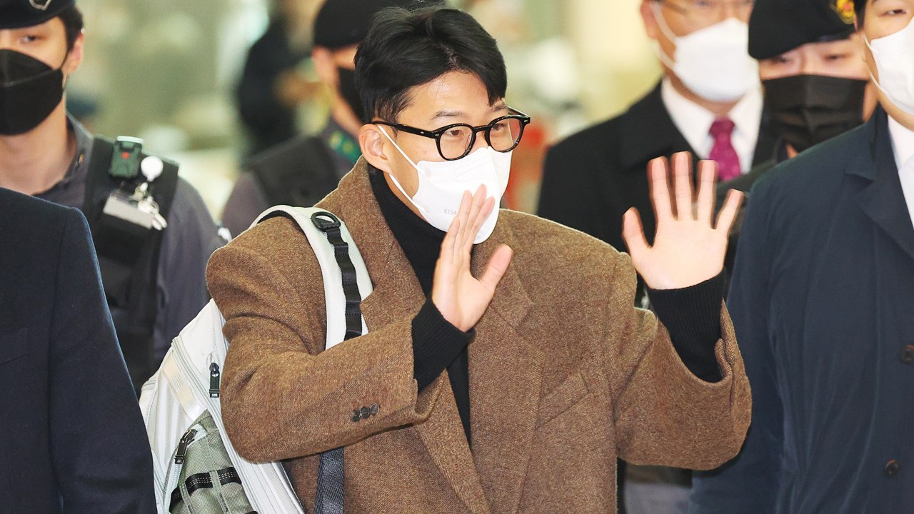 '마스크 투혼' 손흥민, 토트넘 복귀...팬들 배웅 받으며 출국 / YTN