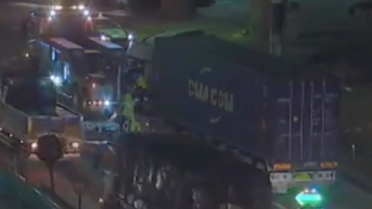 제2경인고속도로 트레일러-화물차 추돌...1명 중상 / YTN