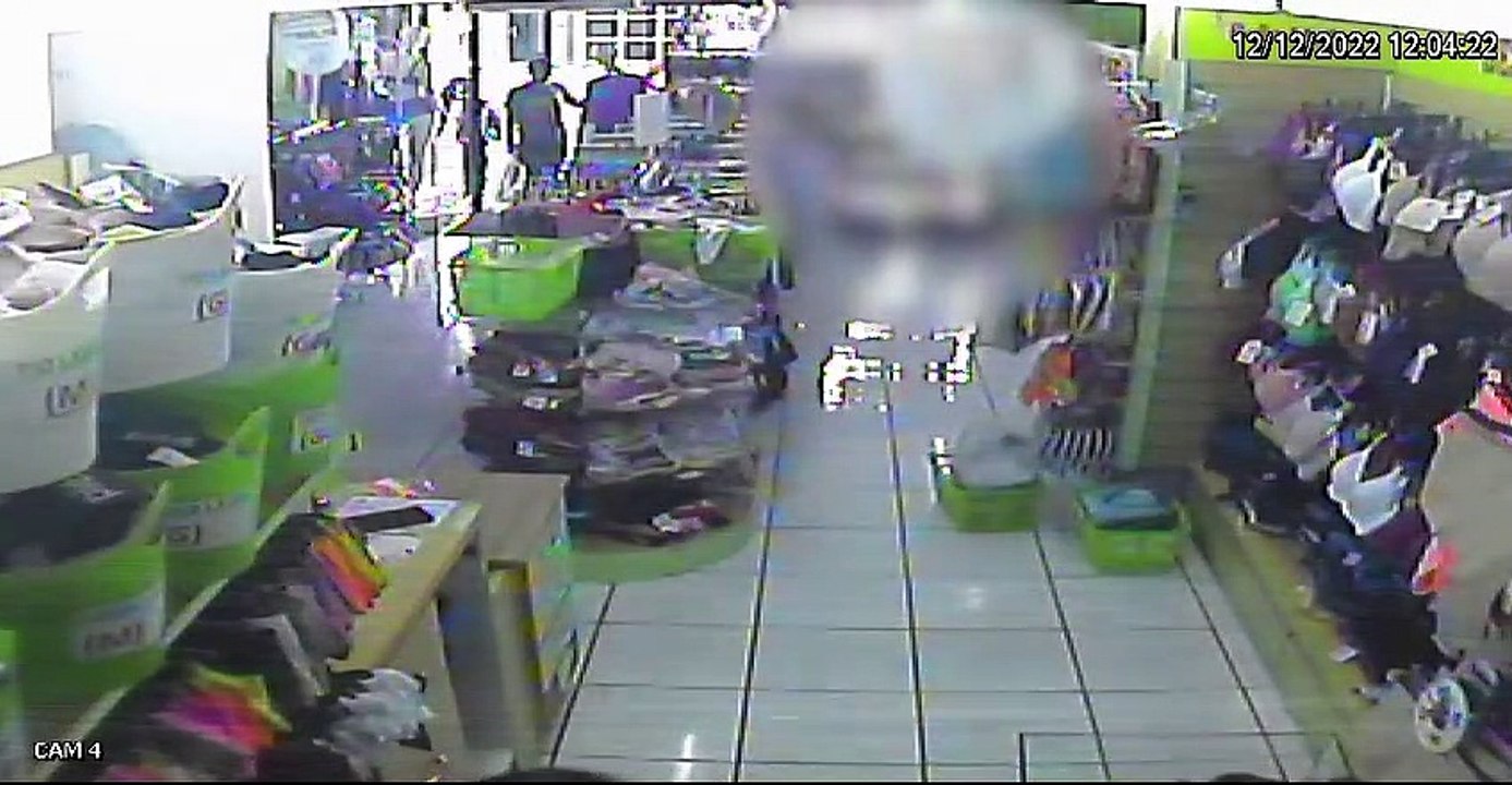 Câmera registra furto de celular no Centro