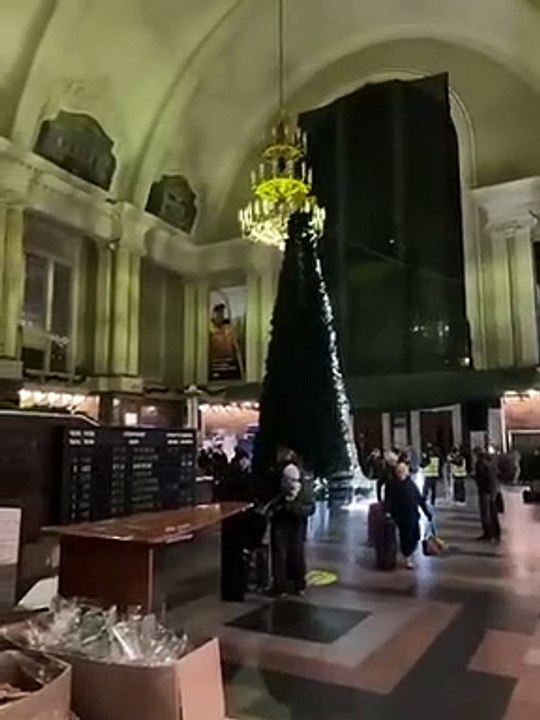Árvore de Natal alimentada por bicicleta de exercício na estação ferroviária de Kyiv