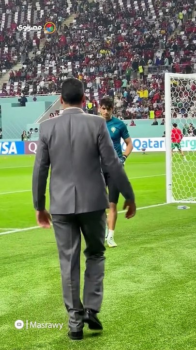 عصام الحضري يعانق ياسين بونو في مونديال قطر