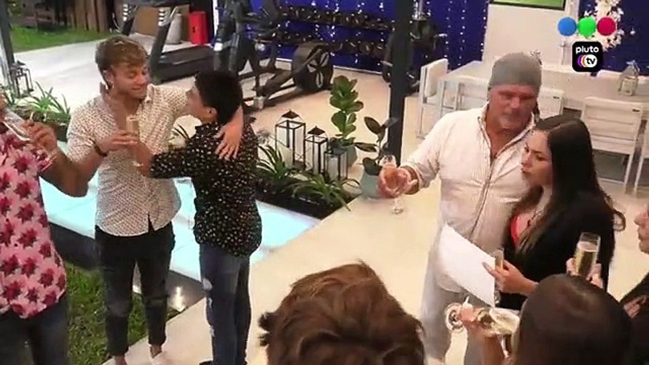 "¡En Año Nuevo te chapo!": Nacho, Thiago y un brindis navideño a pura histeria