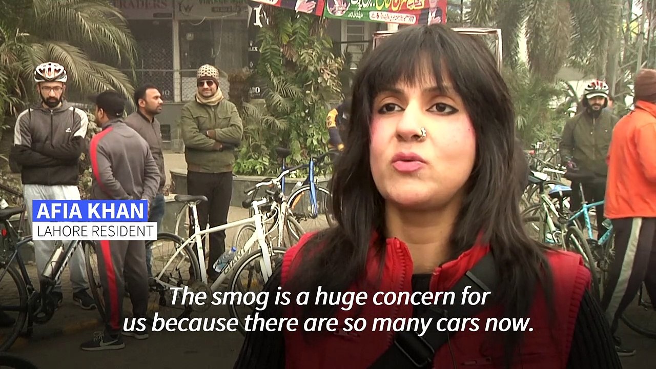 Cyclists brave Lahore smog in campaign against pollution