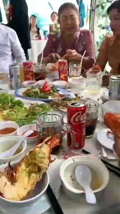 Tiệc cưới có tôm hùm, súp bào ngư, ba giấu đem về cho con gái cưng