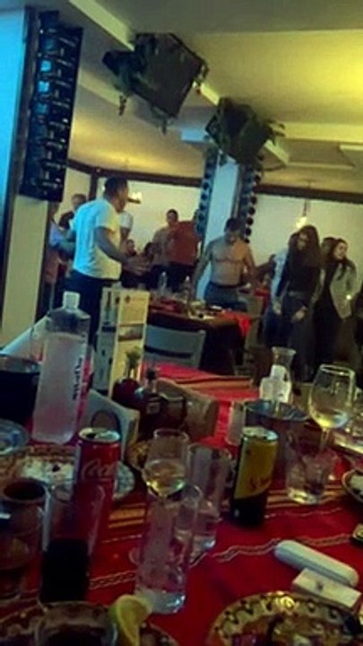 Бандата на убиеца Русев пребива компания в Бургаско заведение, а полицията ги покри