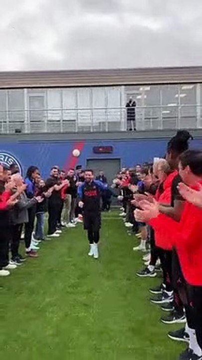 Brutal recibimiento a Messi en el PSG / PSG