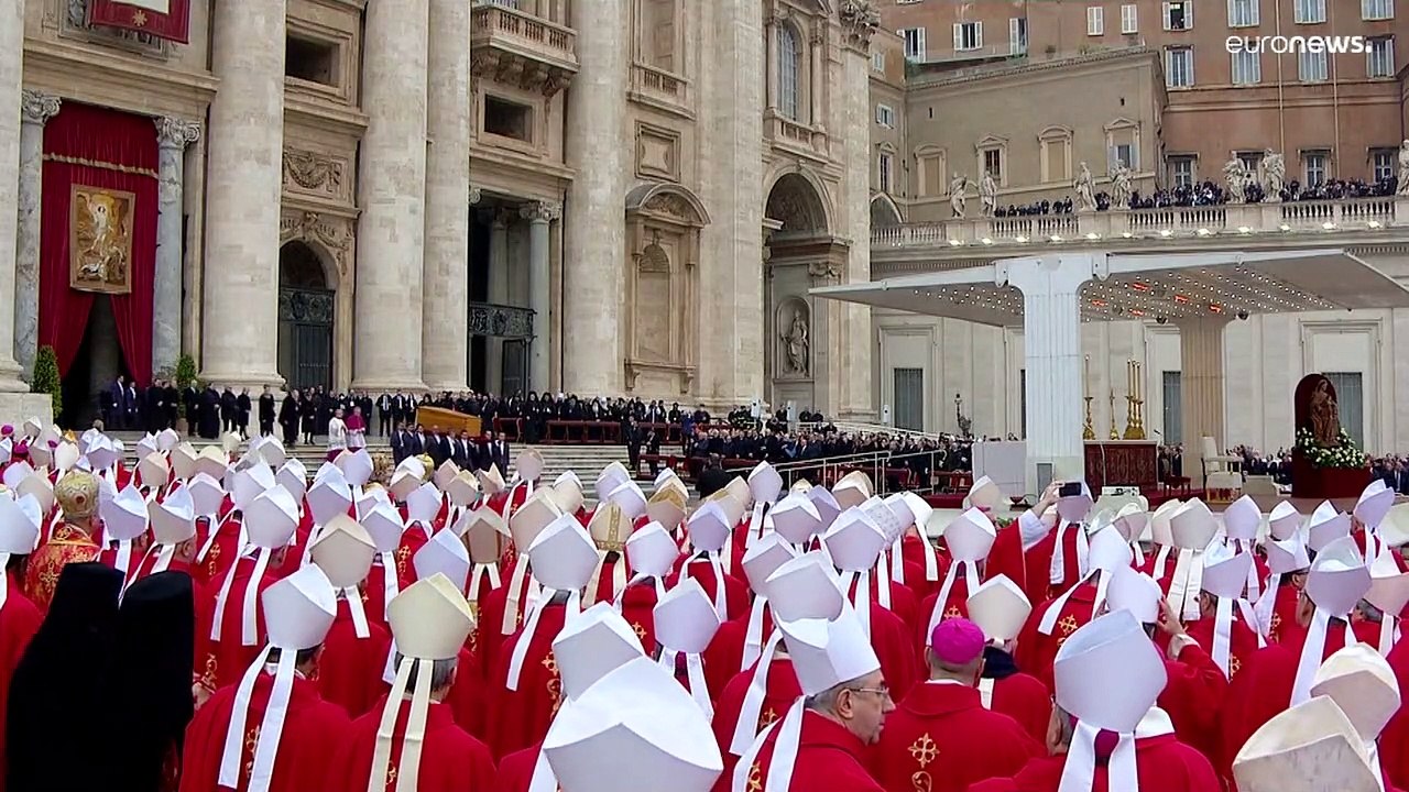 Бенедикт XVI похоронен в Ватикане: его гроб в крипте Собора Святого Петра 🕊️