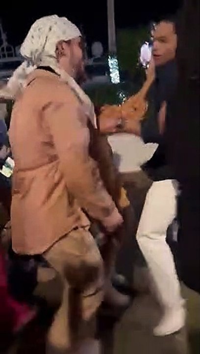 Bad Bunny tira celular de fan