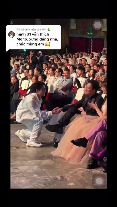 MONO quỳ gối, bắt tay chào hỏi nghệ sĩ Trấn Thành