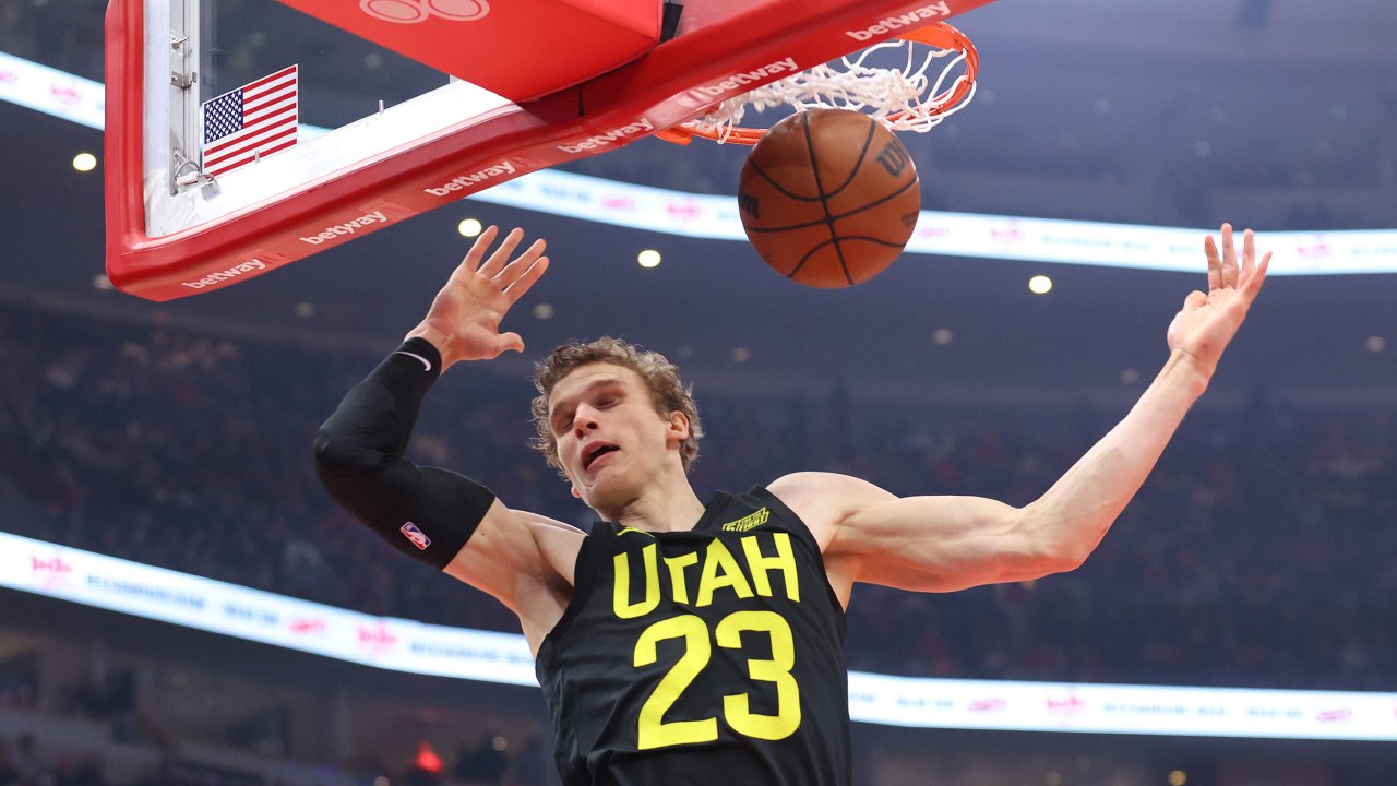 Dunk of the Night: Lauri Markkanen
