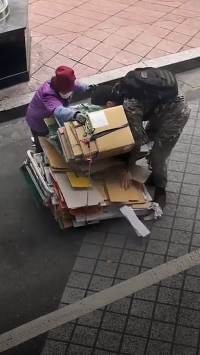 폐지 수집 노인 도운 '영등포역 병사', 사단장표창 받는다