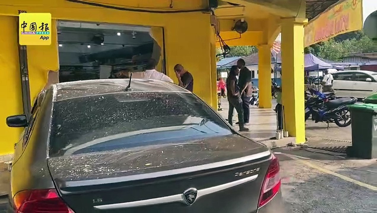 冒失司机 踩油门撞破墙  2收银员遭殃 受伤