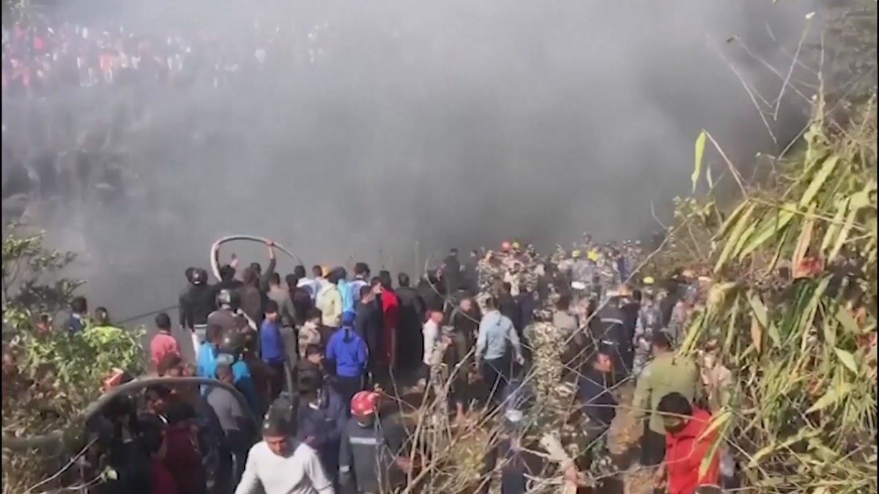 네팔서 72명 탄 여객기 추락..."일부 생존자 병원 이송" / YTN