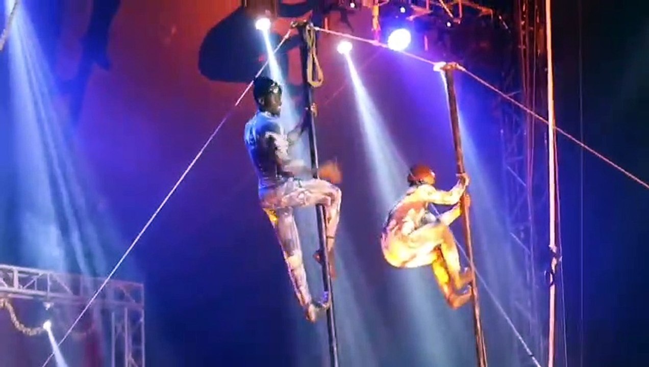 孩子们受邀看特技表演　 是夜紧张又刺激！