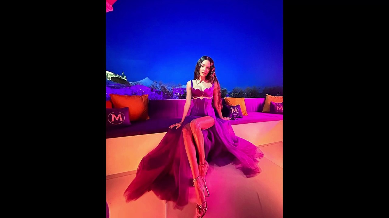 Hande Erçel, cesur pozlarıyla sosyal medyayı salladı