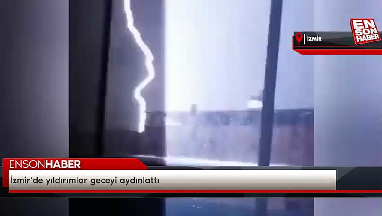 İzmir’de yıldırımlar geceyi aydınlattı