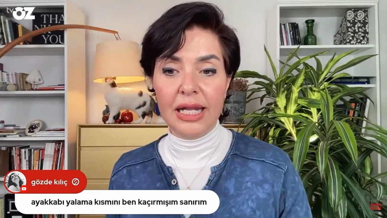 Özlem Gürses canlı yayındayken kedisinin ortalığı dağıttığı anlar kamerada