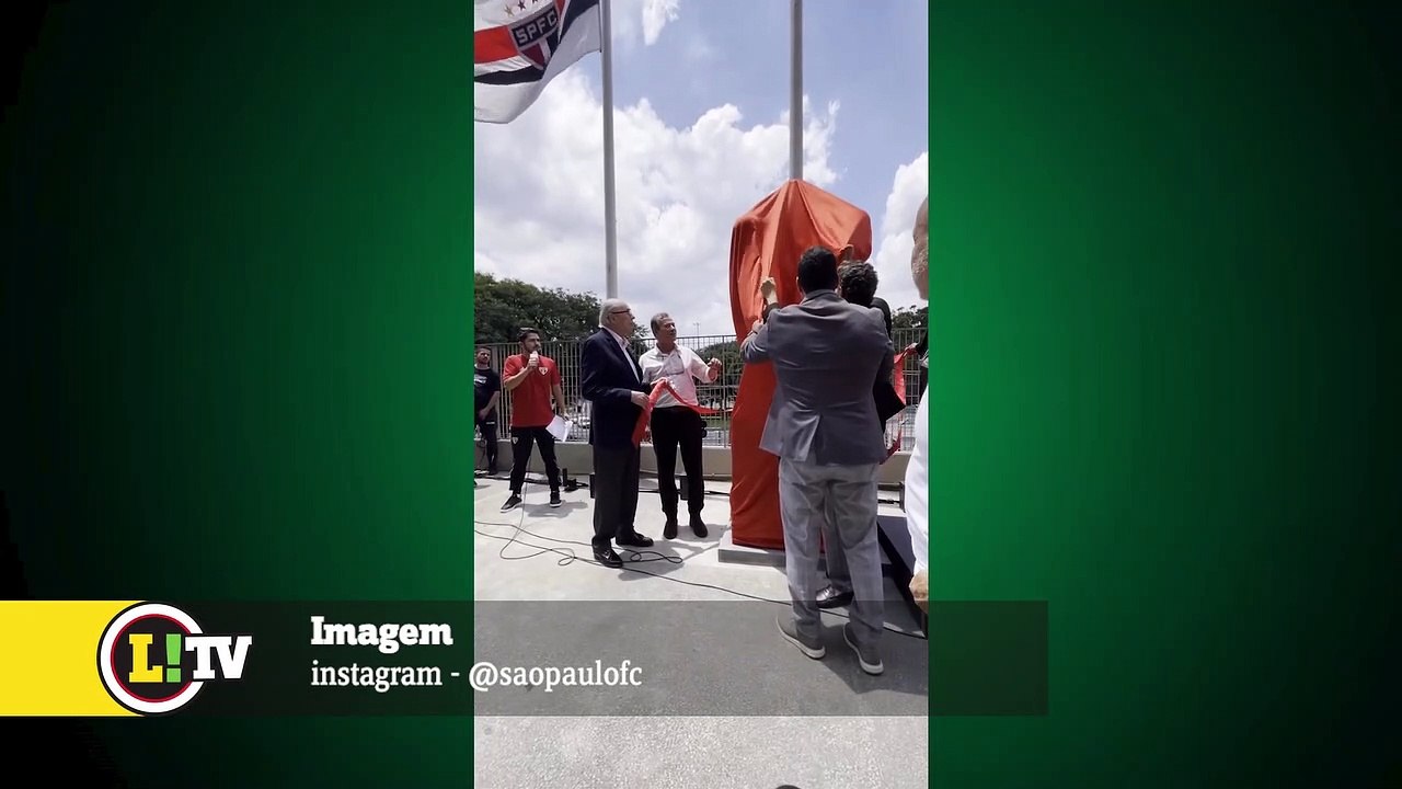 Momento da inauguração da estátua de Telê Santana no Morumbi
