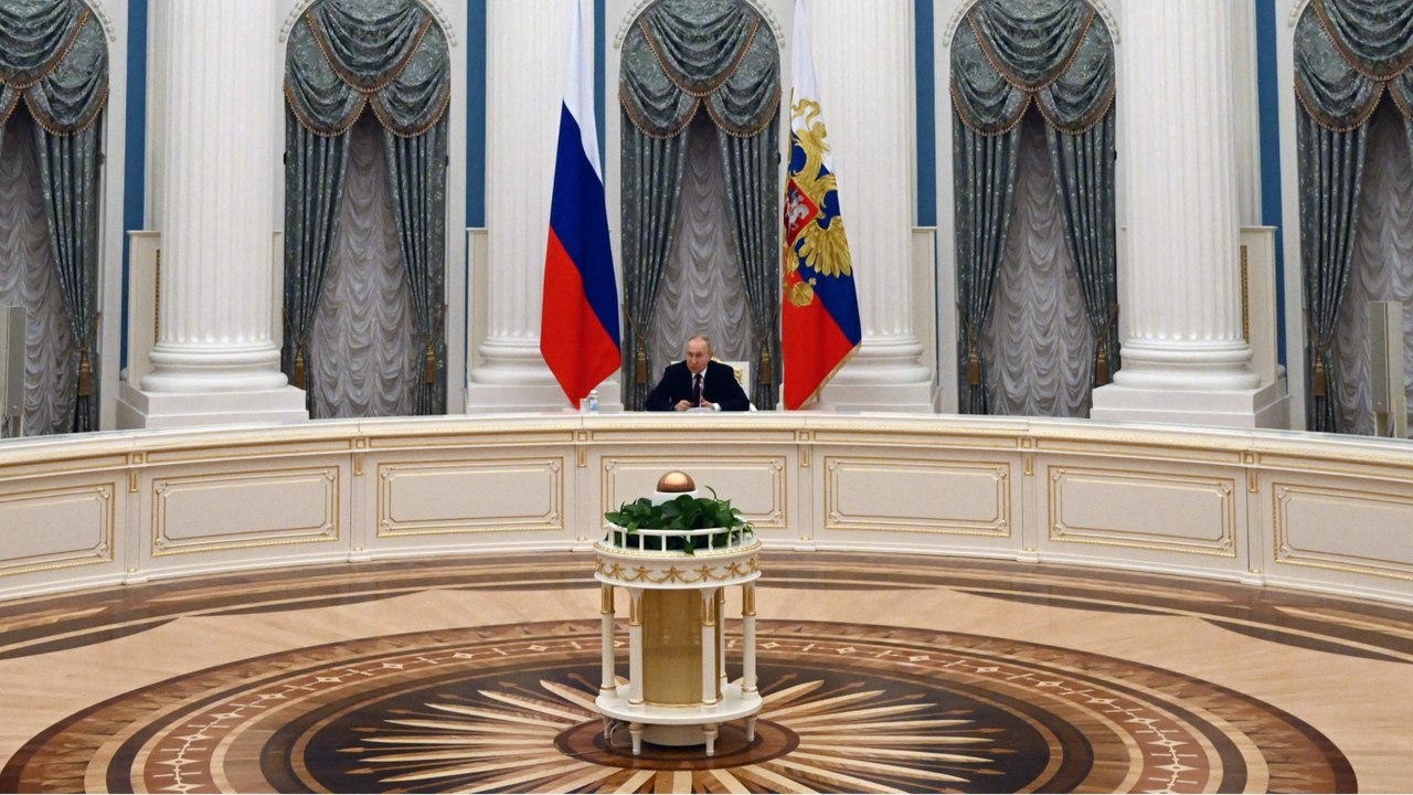 Vladimir Putin and his obsession with big tables: here is what we know