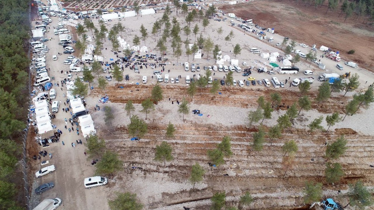 24 saat defin: 3 bin kişi yan yana gömülecek