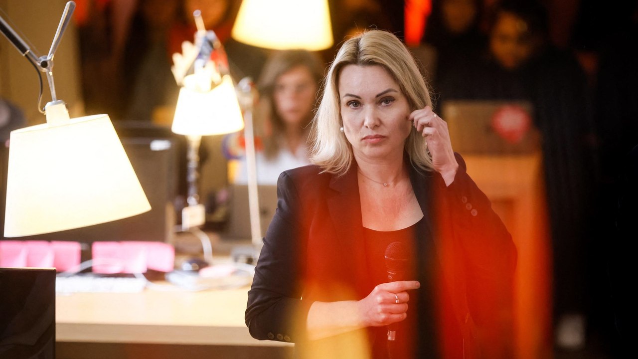 La folle exfiltration de la journaliste russe Marina Ovsiannikova, réfugiée à Paris